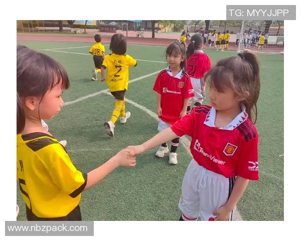 足球明星与小粉丝的温馨邂逅感动全场的瞬间